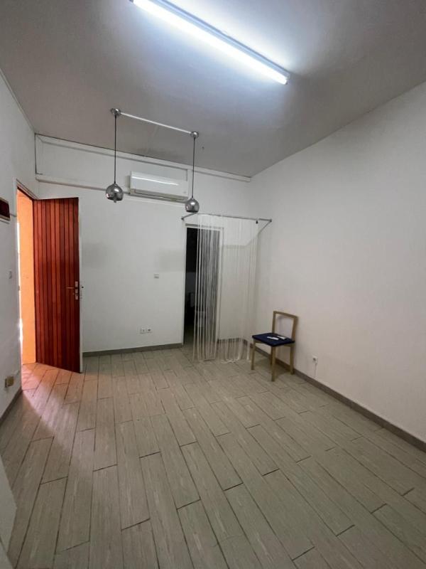 Studio - 143 m² - 7 pièces