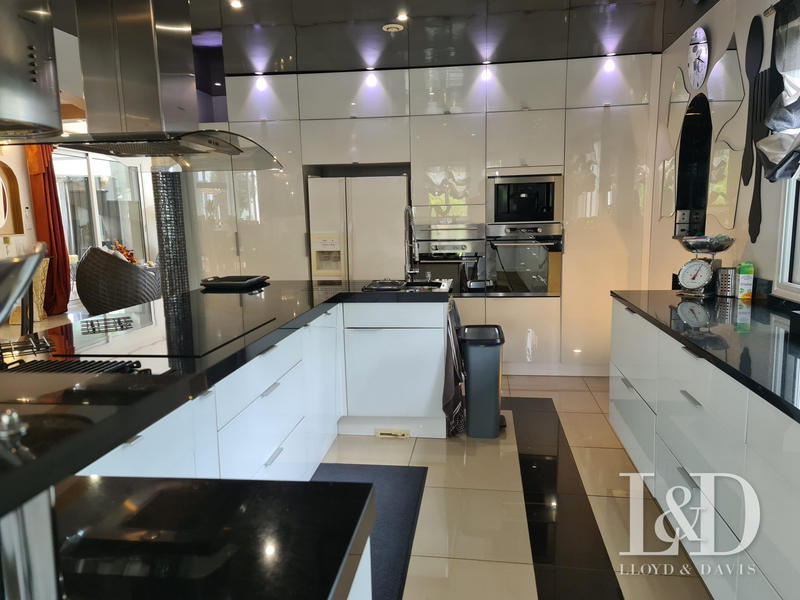 Maison contemporaine - 574 m² - 12 pièces