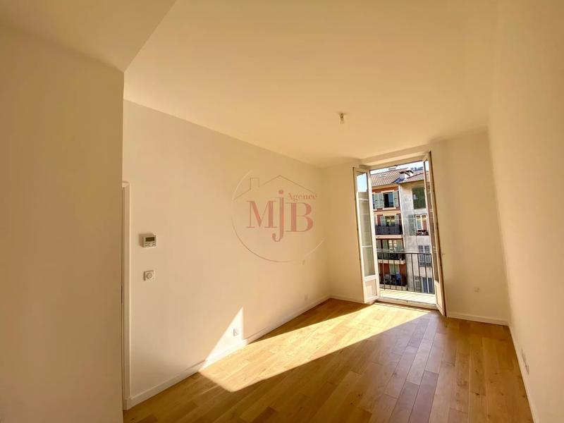Appartement - 90 m² - 3 pièces