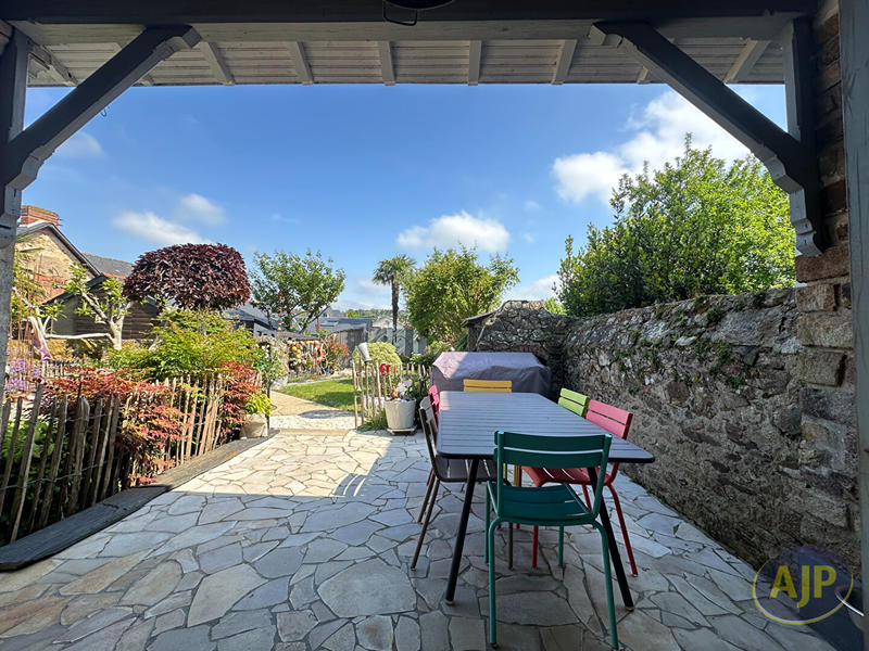 Maison - 239 m² - 8 pièces