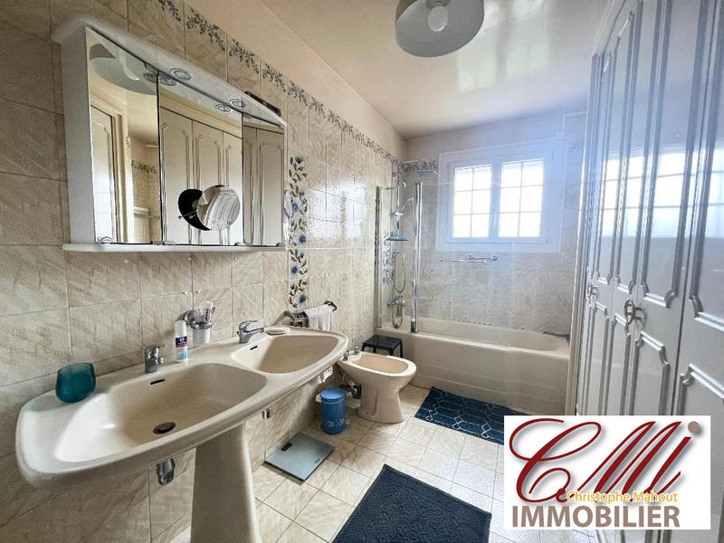 Maison - 217 m² - 8 pièces