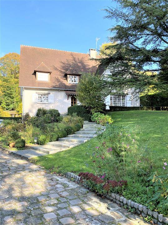 Maison traditionnelle - 335 m² - 12 pièces