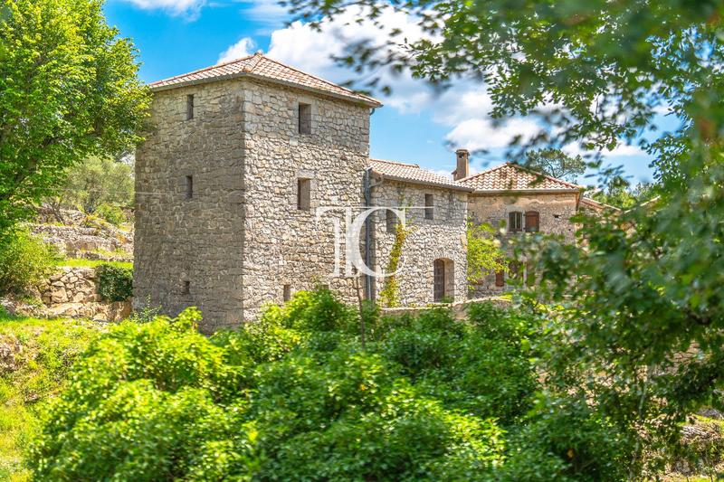 Maison - 305 m² - 14 pièces