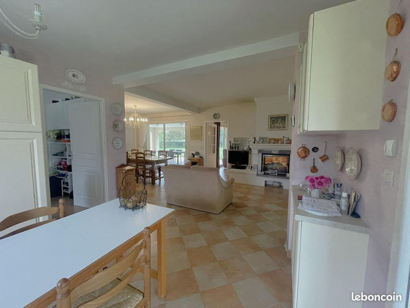 Maison - 221 m² - 8 pièces