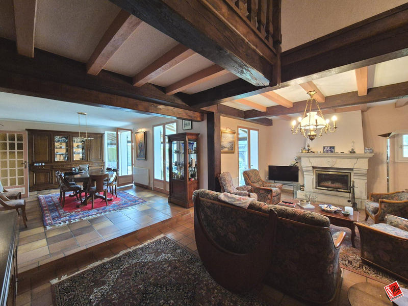 Maison traditionnelle - 188 m² - 10 pièces