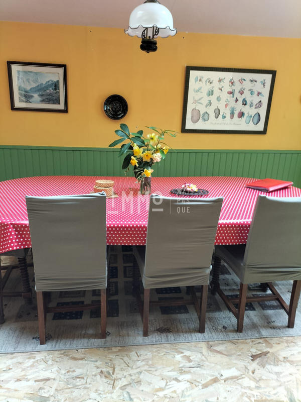 Maison - 242 m² - 8 pièces