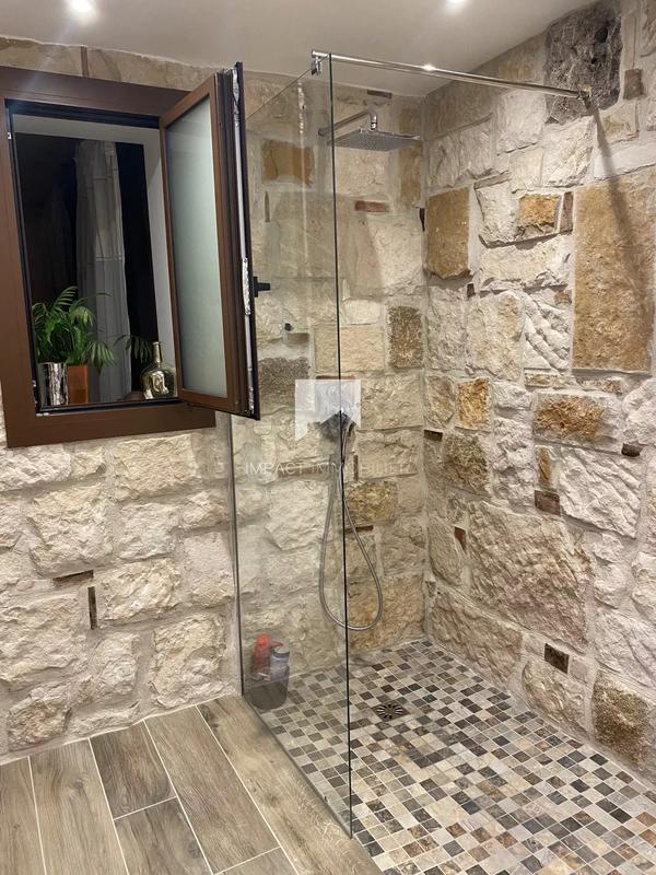 Maison - 241 m² - 6 pièces