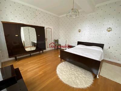 Maison - 245 m² - 10 pièces