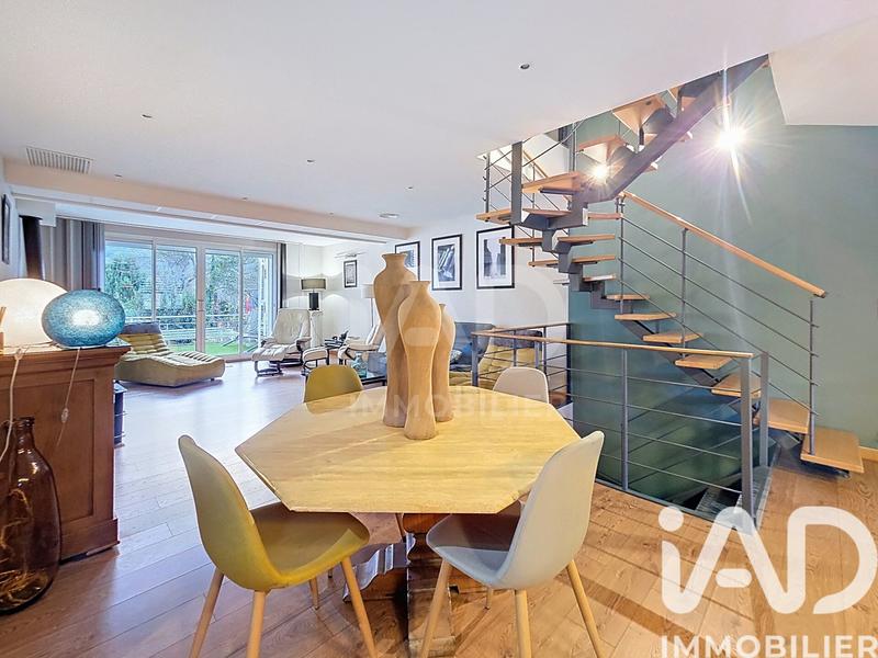 Maison - 250 m² - 8 pièces