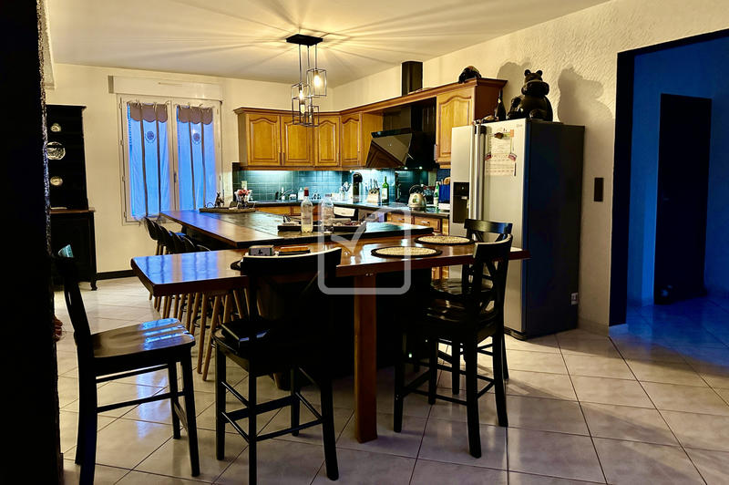 Maison - 281 m² - 9 pièces