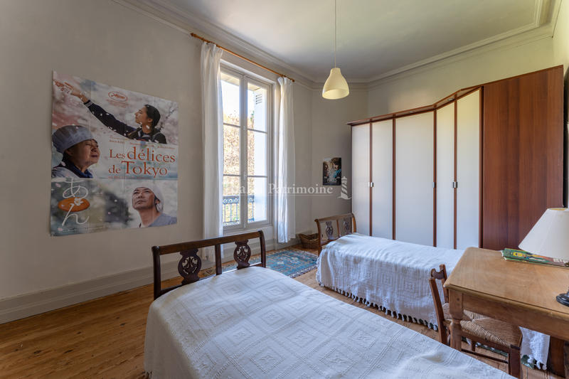 Propriété - 250 m² - 8 pièces