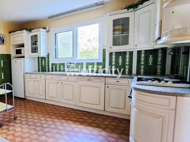 Maison - 180 m² - 9 pièces