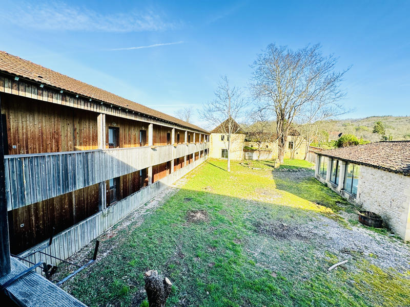 Propriété - 2 135 m² - 52 pièces