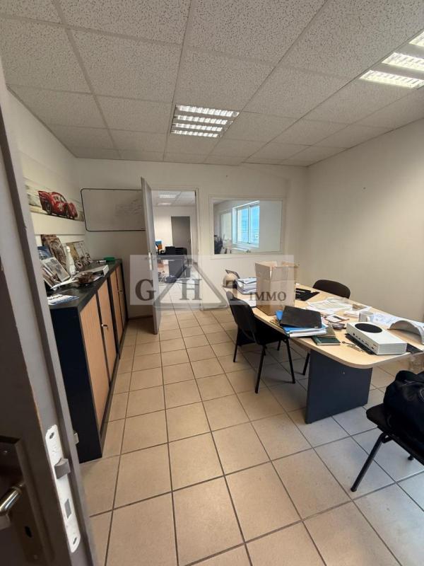 Entrepôt - 1 240 m²