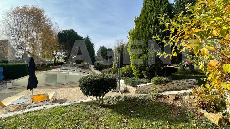 Demeure - 261 m² - 8 pièces