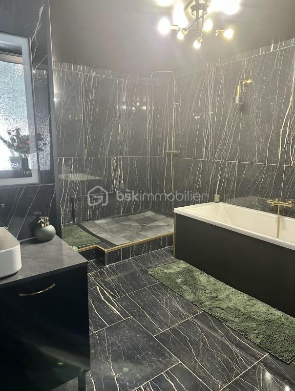 Appartement - 210 m² - 9 pièces