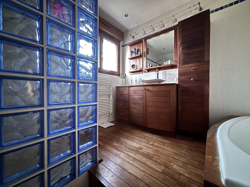 Maison - 180 m² - 8 pièces