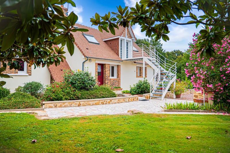 Maison - 230 m² - 8 pièces