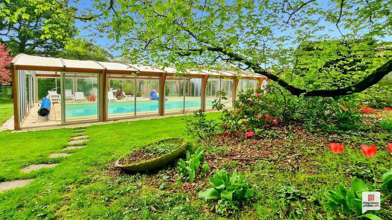 Demeure - 320 m² - 12 pièces