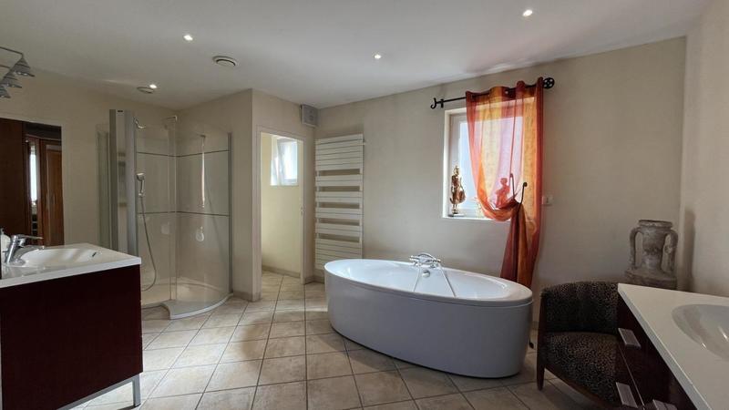 Appartement - 230 m² - 3 pièces