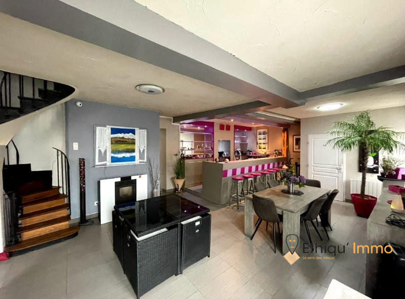 Maison - 230 m² - 7 pièces