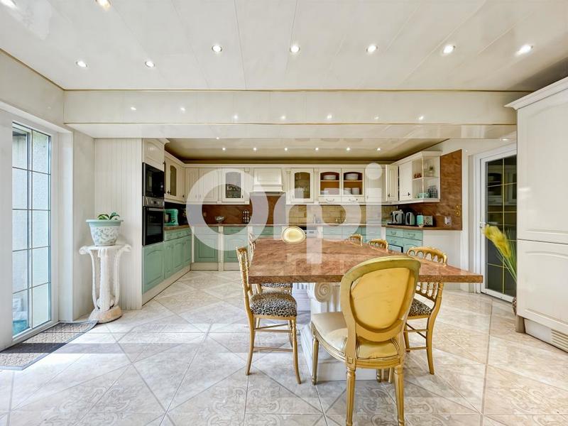 Propriété - 320 m² - 6 pièces