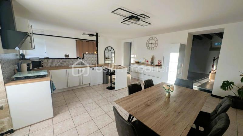 Maison en pierre - 197 m² - 9 pièces