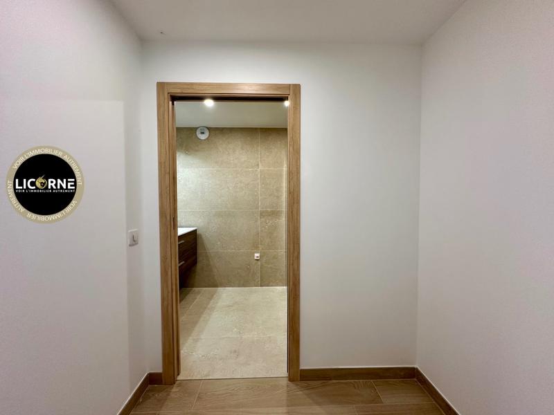 Villa - 219 m² - 9 pièces