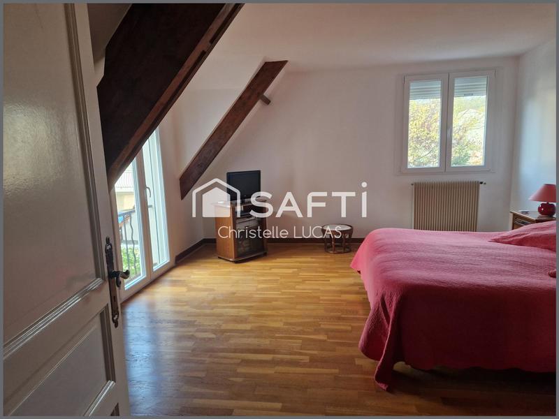 Maison - 230 m² - 8 pièces