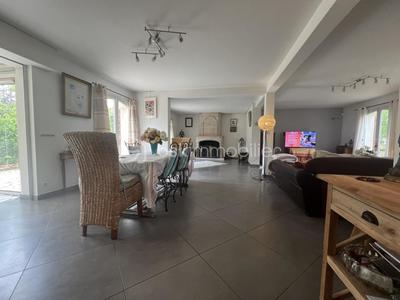 Demeure - 250 m² - 6 pièces