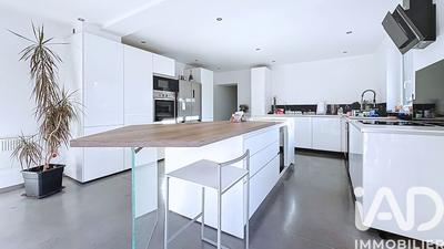 Maison - 280 m² - 10 pièces