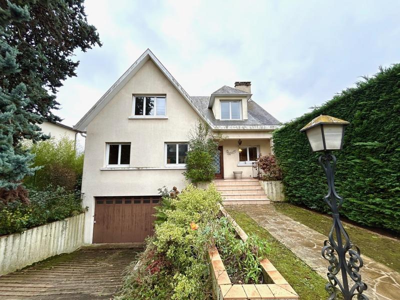 Maison - 180 m² - 9 pièces