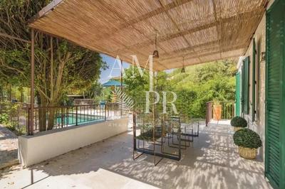 Maison - 300 m² - 8 pièces