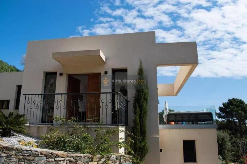 Maison - 202 m² - 7 pièces