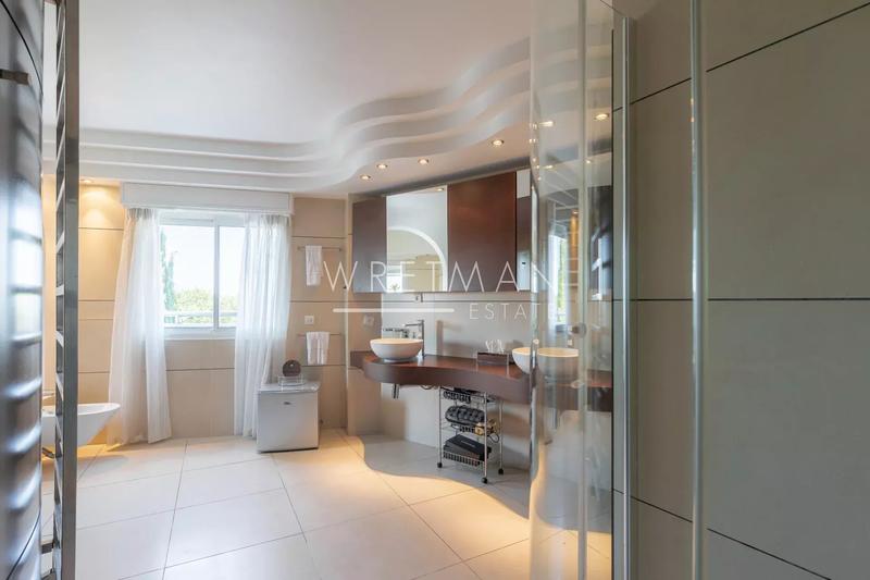 Villa - 630 m² - 10 pièces