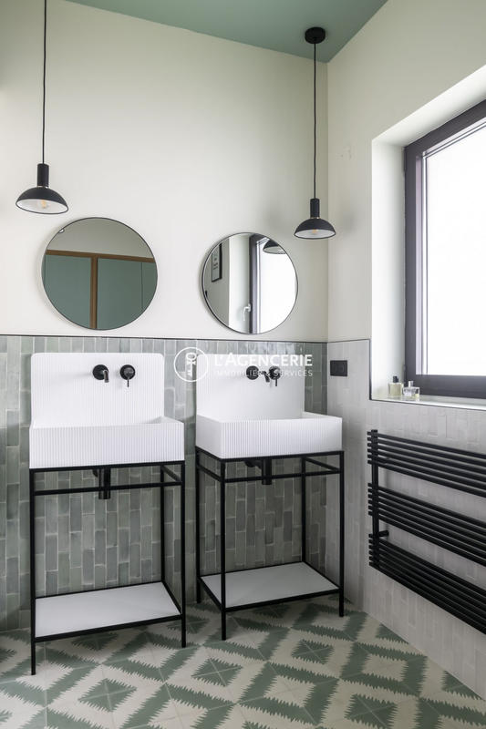 Maison - 300 m² - 8 pièces