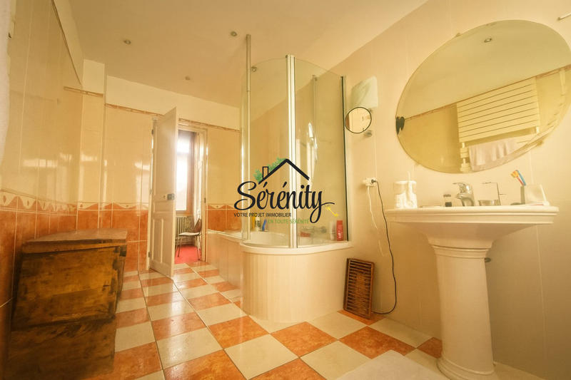 Maison - 243 m² - 8 pièces