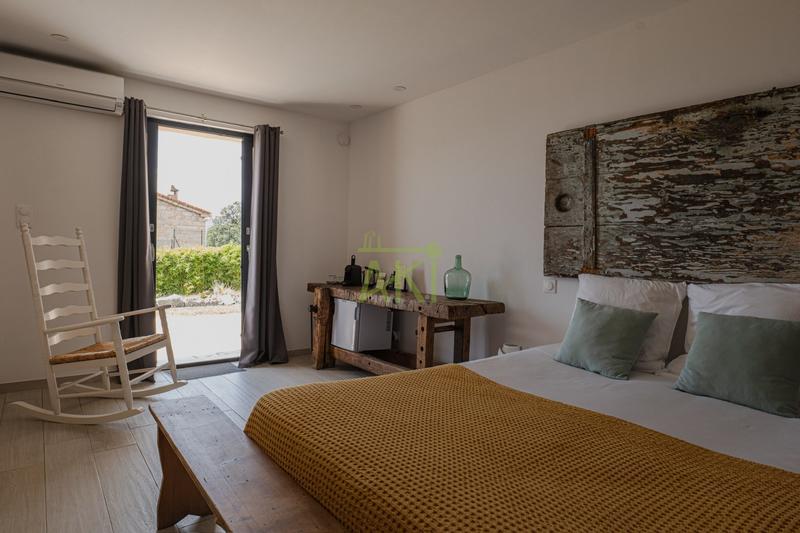 Maison traditionnelle - 266 m² - 11 pièces