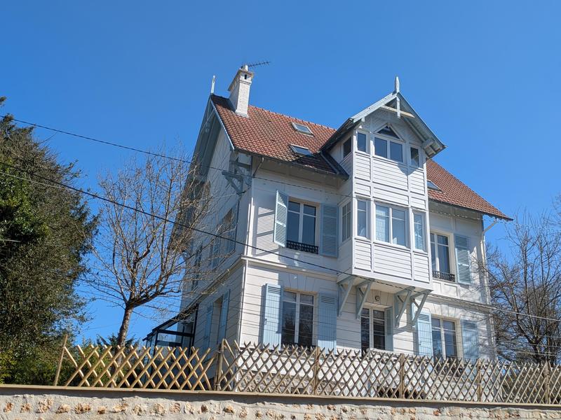 Maison - 205 m² - 9 pièces