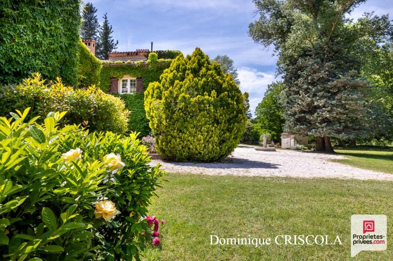 Maison - 300 m² - 12 pièces