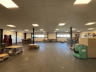 Entrepôt - 1 635 m²