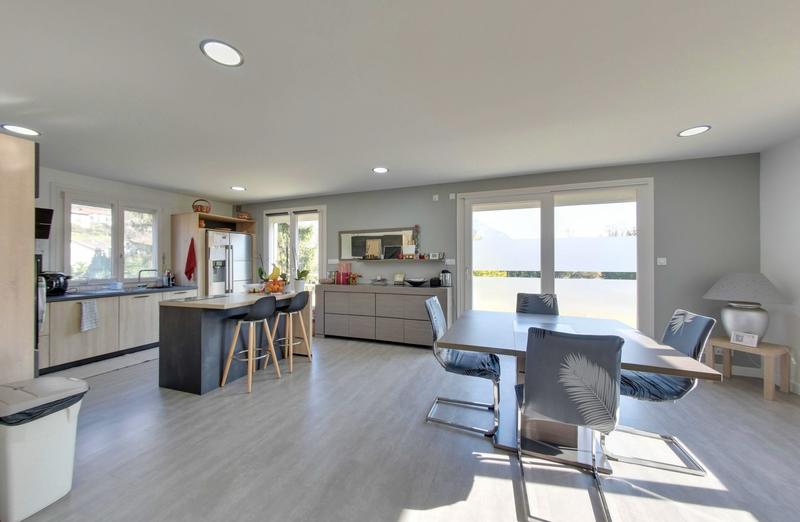 Maison traditionnelle - 228 m² - 8 pièces