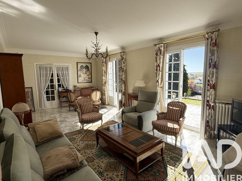 Maison - 216 m² - 10 pièces