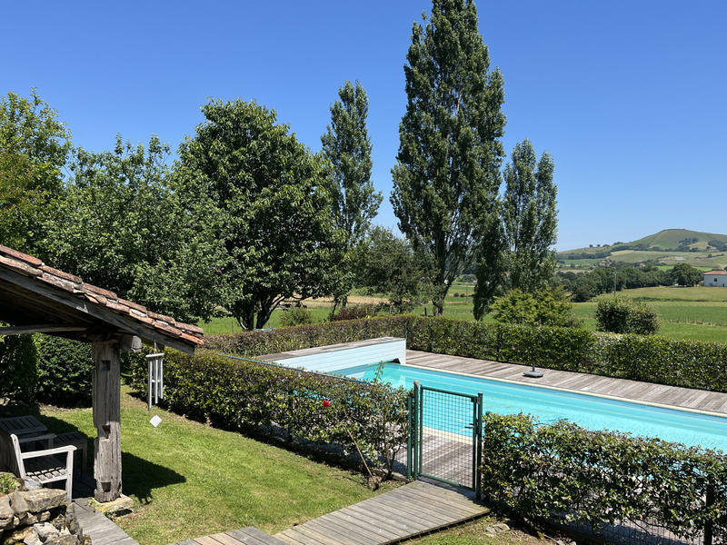 Maison - 325 m² - 11 pièces