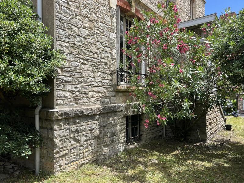 Maison - 280 m² - 9 pièces
