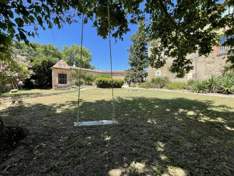 Mas - 896 m² - 25 pièces