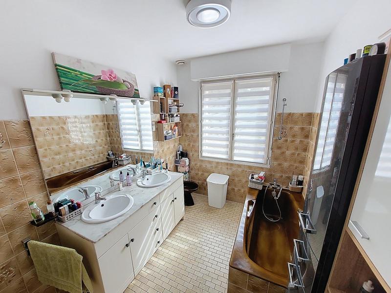 Maison - 230 m² - 7 pièces