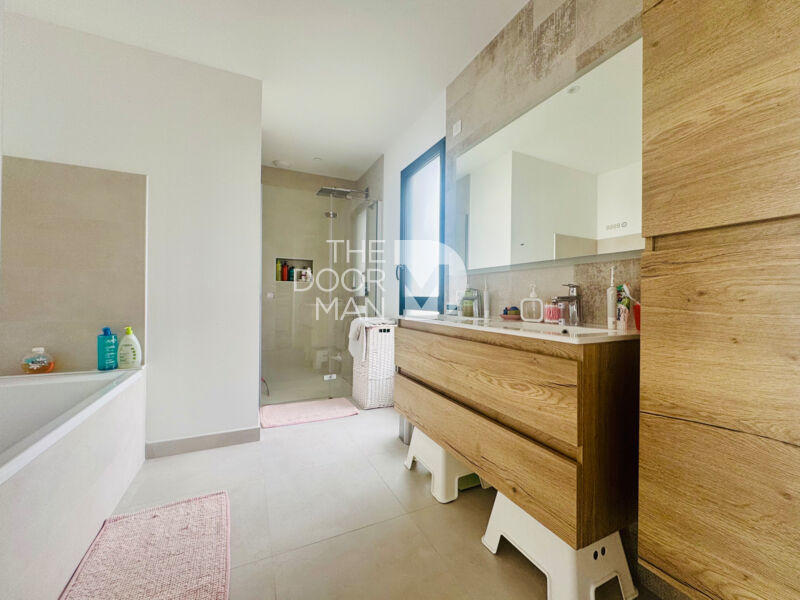 Maison - 214 m² - 6 pièces