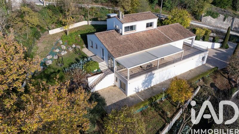 Maison - 235 m² - 8 pièces