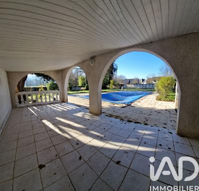 Maison - 250 m² - 8 pièces